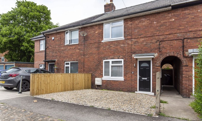 York Cottage | Piccadilly Place - 3 Bedroom House - sleeps 6 guests in 3 bedrooms