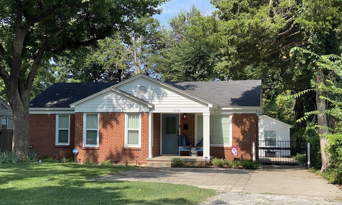 Norman House | Pickard Place — Charming campus cottage 5 blocks to OU campus