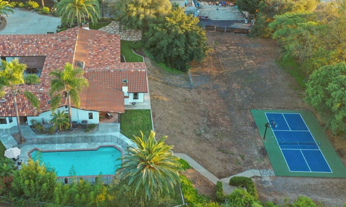 Vista House | Pickleball Paradise: Retreat with Poolside Bliss!