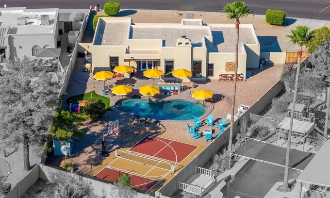 Glendale House | Pickleball Paradise! Sleeps 16 | Pool & Hot Tub