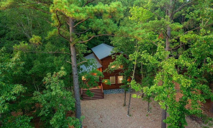 Broken Bow House | Pickleball, Pool, Splash Fountain, Clubhouse, Walking Trails, Basketball