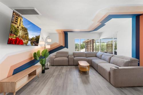 Bel Air House | Pickleball, Sparkling Pool, Mini Putt and Sleeps14