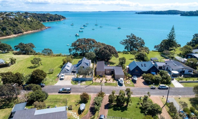 Surfdale House | PICNIC BAY POOL HOUSE - Coast & Country