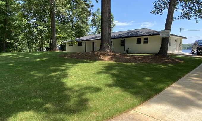 Stockbridge House | Picturesque 4-bedroom Lakehouse in Stockbridge, GA with fishing gear & bicycles