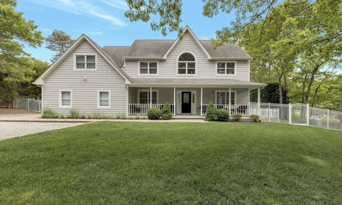 Hampton Bays Villa | Picturesque 5 Bedroom Hamptons Villa with pool 3 min from beach