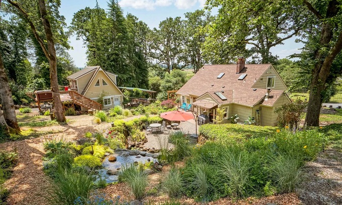 Far West House | Picturesque ‘Hoffman Woods Estate’ on Vineyard!