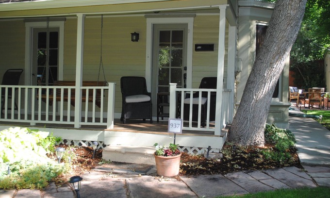 Mapleton Hill Condo | Pied-à-terre In DOWNTOWNS BEST LOCATION n