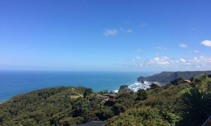 New Lynn House | Piha hilltop sanctuary