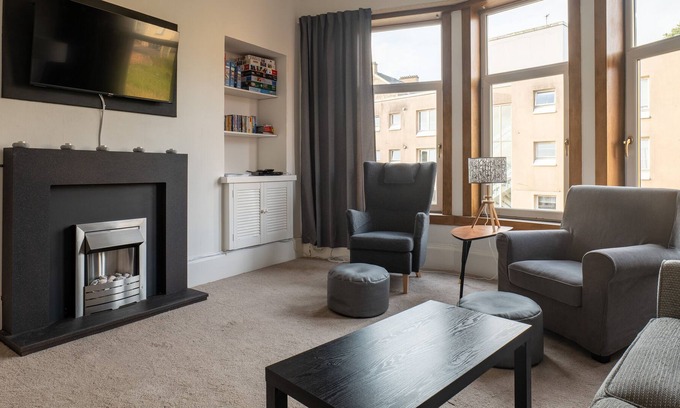Greenock Apartment | Pillow Partners are proud to present this spacious centrally located apartment which is ideal for...