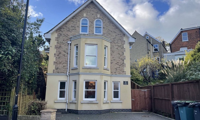 Cowes House | Pilot House -Parking-Garden-Central Cowes-Sleeps 8