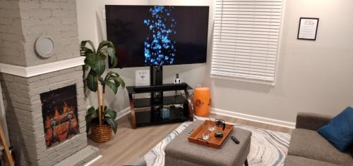 Charlotte House | Piña Pecan House by Palace of Nobles