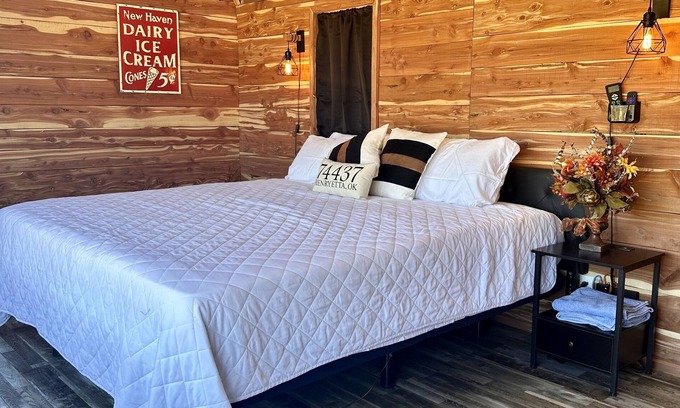 Henryetta Cabin | Pine Hollow w/Lemurs & zebras, Private Hot Tub