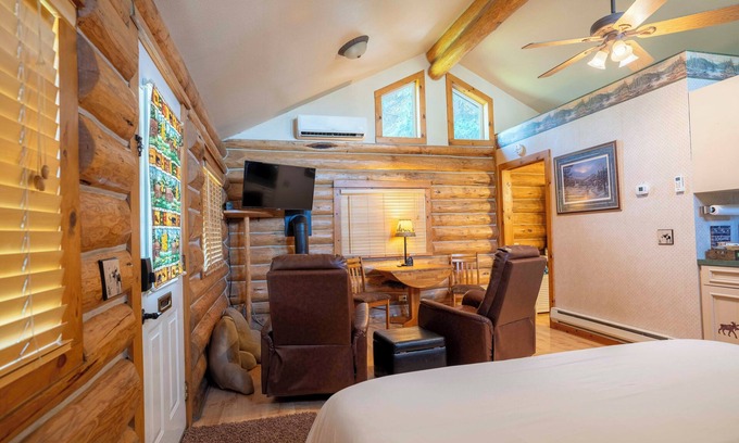 Enterprise House | Pine Tree Cabin - Pet Friendly! Home away from home!