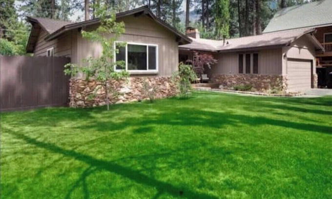 Lower Kingsbury House | PineCone Lodge - 3 bed/2 bath - South Lake Tahoe (sleeps 6)