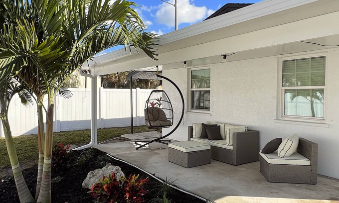 Sarasota Apartment | Pinecraft Paradise ~ Secluded Apt in central SRQ!