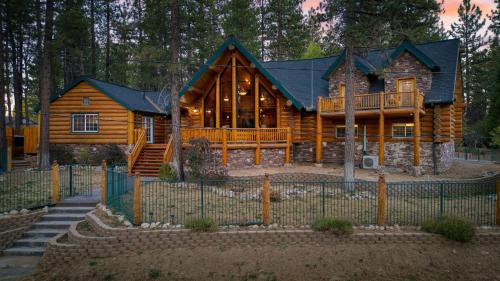 Big Bear Lake House | Pinetree Place by AvantStay Group Cabin w Hot Tub Minutes to the Lake