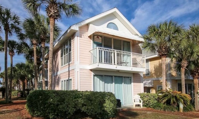 Crystal Shores Apartment | Pink Beach View Home Upper Base - 3 Min Walk to Beach