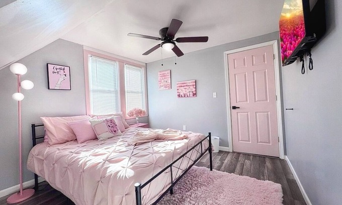 Southside Apartment | Pink Paradise! Cozy Getaway near SU!