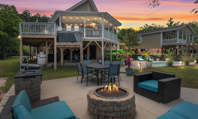 Conway House | Pirate's Cove Bungalow ! Boat ramp Hot Tub Pool Firepit! Close to CCU! Secluded!
