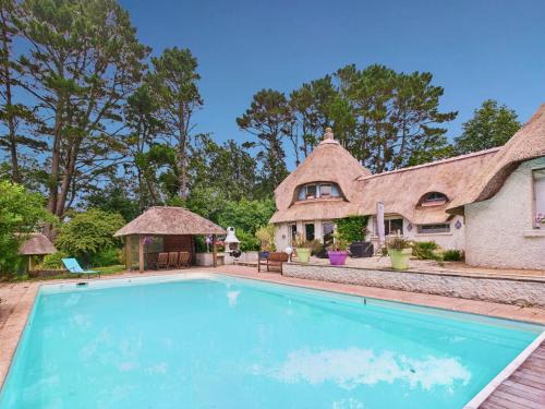 Pleuven House | Piscine chauffée, Grand jardin, maison pour 8