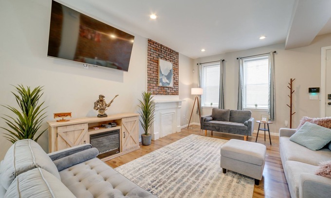 Oakland House | Pittsburgh Townhome: 1 Mi to Downtown