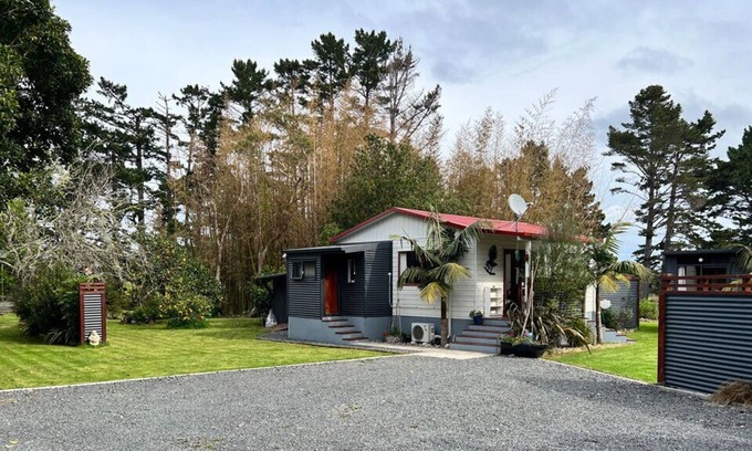 Coromandel Cottage | Piwakawaka Cottage - Creekside accommodation