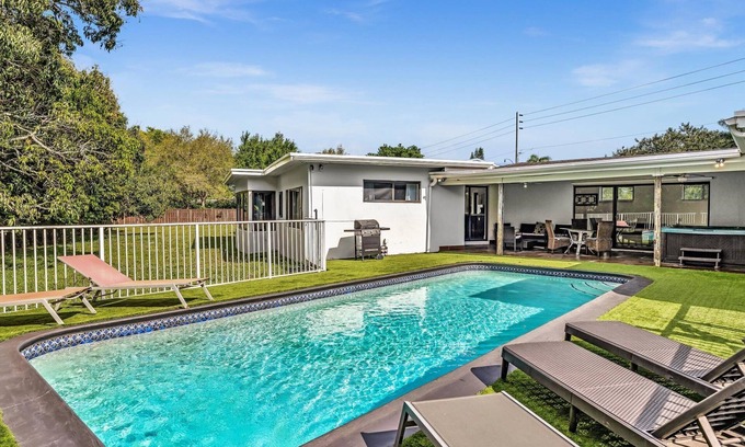 Plantation House | Plantation Vacation Home 5 Bedrooms 3 baths Pool Home