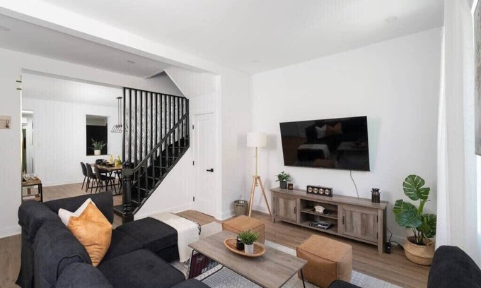Quartier des Spectacles Apartment | Plateau| 4BR–2BA |Spacious Downtown Stay