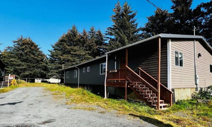 Chiniak Hotel | Pleasant 1-bedroom hotel near Pasagshak and the Olds River