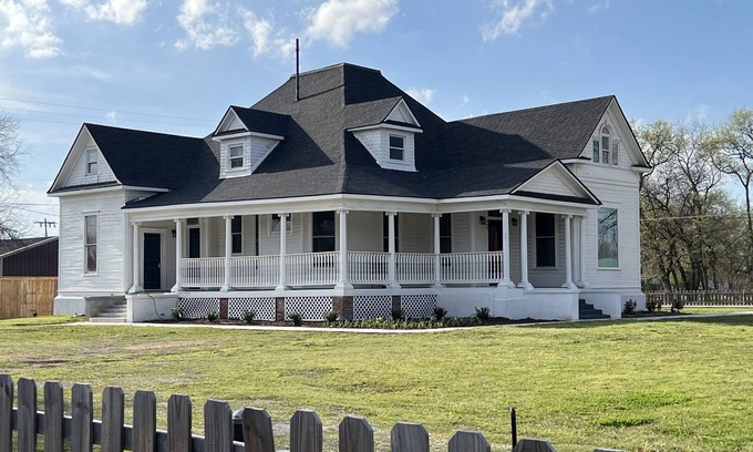 Davis House | Plenty of space to relax! Near Turner falls and Crossbar Ranch. Sleeps 6
