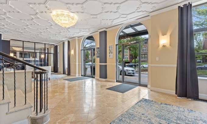 DeBaliviere Place Apartment | Plush Living next to BJC/ZOO/FOREST PARK/WASHU