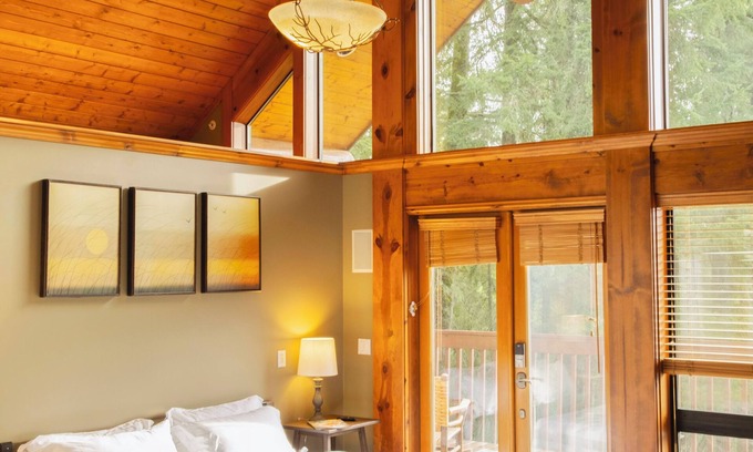 Hobart Cabin | PNW King Suite + Hot Tub + Mountain View Retreat + close to Seattle
