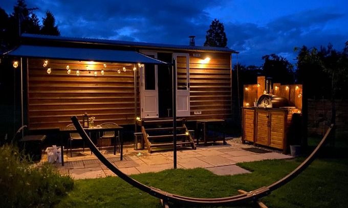 Kippen House | Poachers Hut at Keepers Cottage - Hot Tub & Pizza Oven - Trossachs