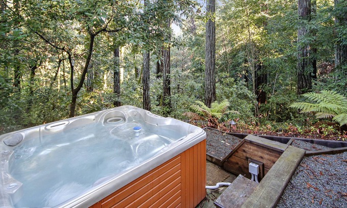 Northwood House | Poet's Corner ~ Private Retreat Surrounded by Forest, Dog Friendly