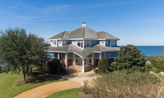 Manteo House | Point Break - BP25 | Hot tub | Firepit | Pool Table | Pet-Friendly