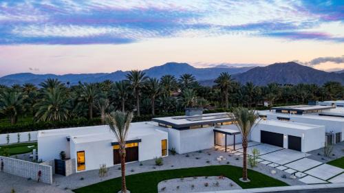 La Quinta House | Polo Villa Aura 2 Homes Pickleball Putting Green Sleeps 32
