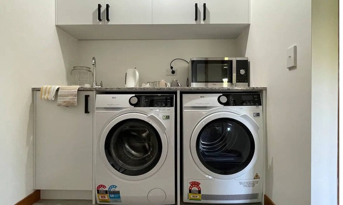 Lower Hutt House | Pomare cosy bush cabin 850m from Hi-way2 exit, w/i terrace&sea view, 2km-city