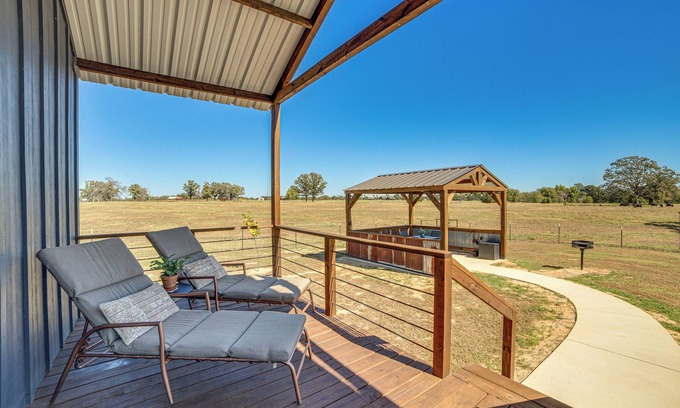 Van House | Pond & Grazing Cattle! Rural Getaway Near Van