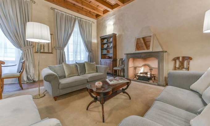Santo Spirito Apartment | Pontormo large apartment with fireplace in Oltrarno