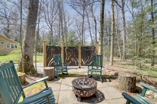 Laurel Mountain House | Pool Access Pet-Friendly Pennsylvania Cabin!