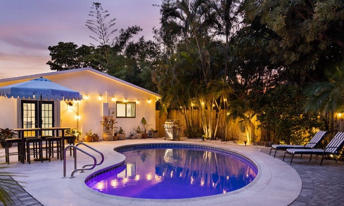 Central Oakland Park House | Pool and hot tub house near the beach! Central, big backyard, and dog friendly!