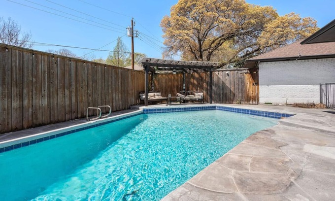 Lake Highlands Apartment | Pool | BBQ | Games | Gym | Patio | Workspace