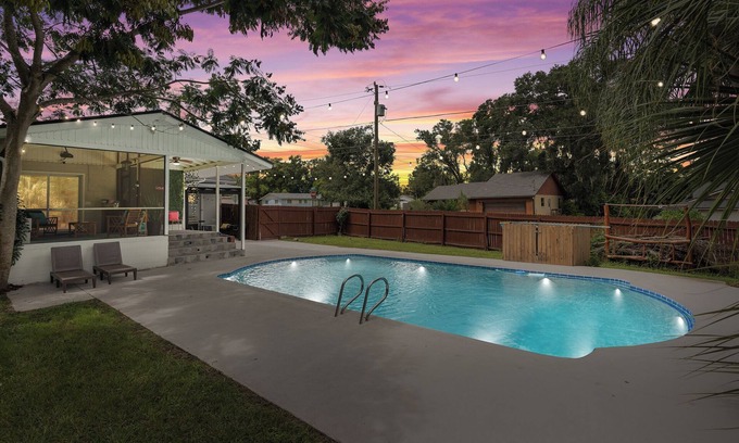 Forest City House | Pool+Grill+Huge yard+outdoor movies+Plenty parking space