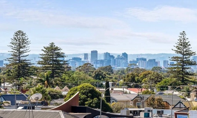 Glenelg Apartment | Pool, Gym, Spa and Sauna, Free Parking, City Views