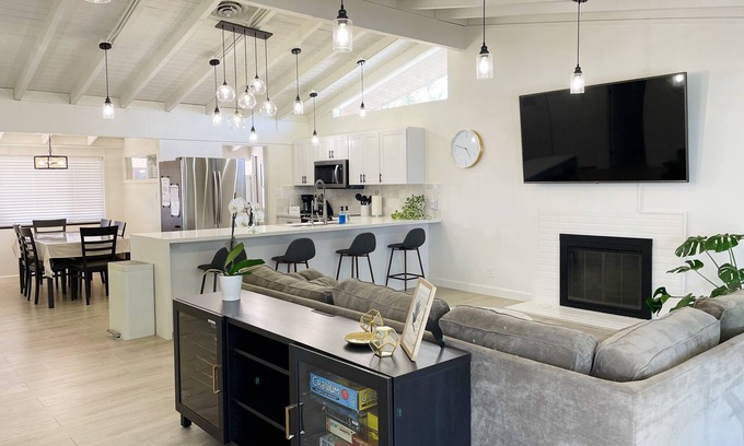 Southwest Anaheim House | 🏖Pool & Hot Tub, Fun Games, 8 Min to Disneyland🐭