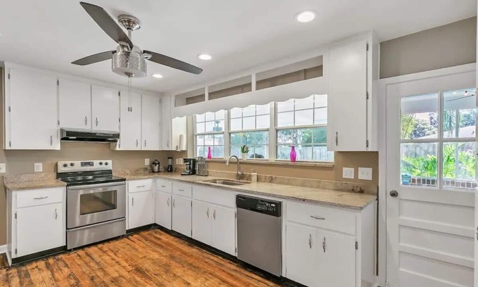 Jacksonville House | Pool House just off the St John's River!