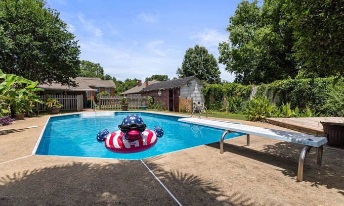 Montgomery House | Pool & Mins to Zoo - Capitol Heights Hideaway