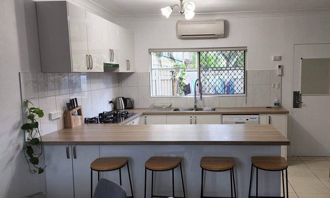 Earlville House | Pool-side House - Self Check-in & Free Parking