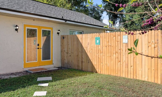 Auburndale House | Pool + Sleeps 8 + 30mil Legoland