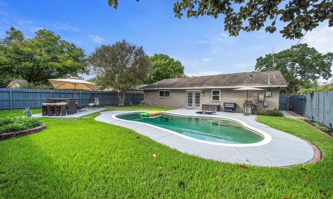 Garden Oaks House | Pool Stay Near Dt, Heights Wifi Games Yard Bbq